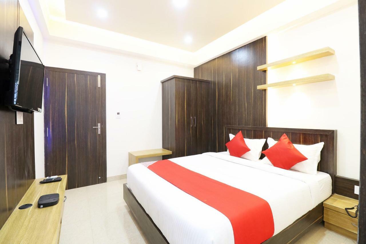 Oyo 37349 Sai Palace Hotel Chik Bānavar Esterno foto