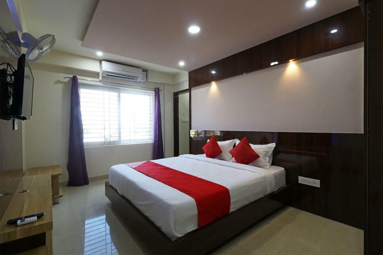 Oyo 37349 Sai Palace Hotel Chik Bānavar Esterno foto